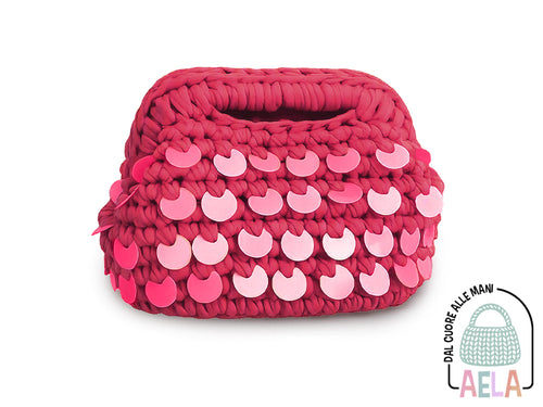 Borsa crochet artigianale color Fuxia con paillettes iridescenti e manico integrato, realizzata a mano in filato spesso, formato 20×12×14 cm.