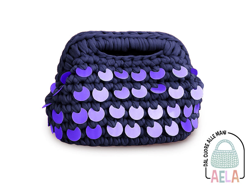 Cestino crochet artigianale blu navy con filato spesso ideale come mini‑bag  formato 20×12×14 cm.