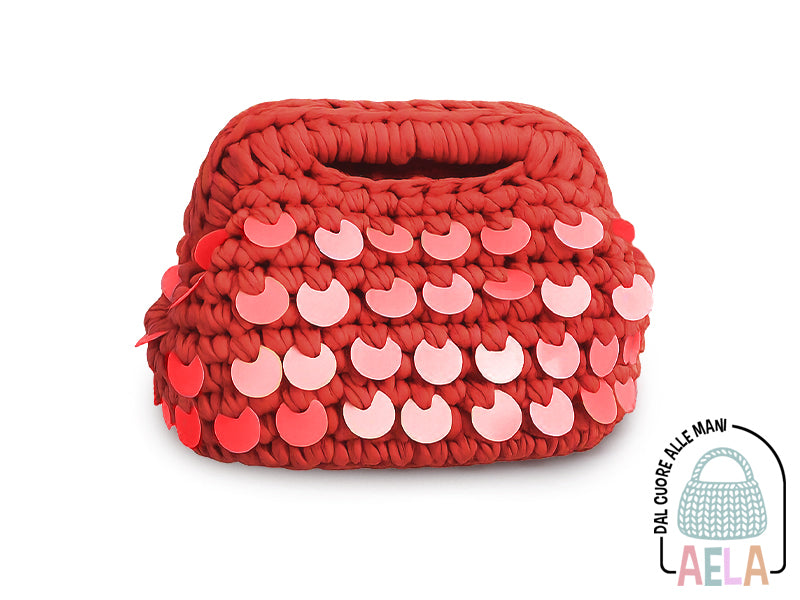 Borsa crochet artigianale rosso con paillettes iridescenti in tonalità rosso, manico integrato e filato spesso, formato 20×12×14 cm.