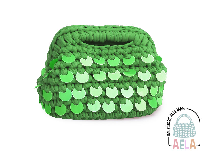Borsa crochet artigianale color verde con manico rettangolare integrato e paillettes iridescenti, lavorata a mano in filato spesso, formato 20×12×14 cm.