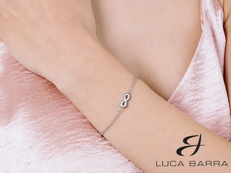 Il bracciale in acciaio con ciondolo infinito tempestato di cristalli bianchi è un accessorio dallo stile minimal che una volta indossato riesce ad elevare il look aggiungendo eleganza. Raffinato e particolare è una perfetta idea regalo per le occasioni più speciali. Simbolo di un legame che non finisce mai, il gioiello è perfetto per chi adora gli accessori che hanno un valore, dettaglio facile da abbinare a qualsiasi look per uno stile unico.