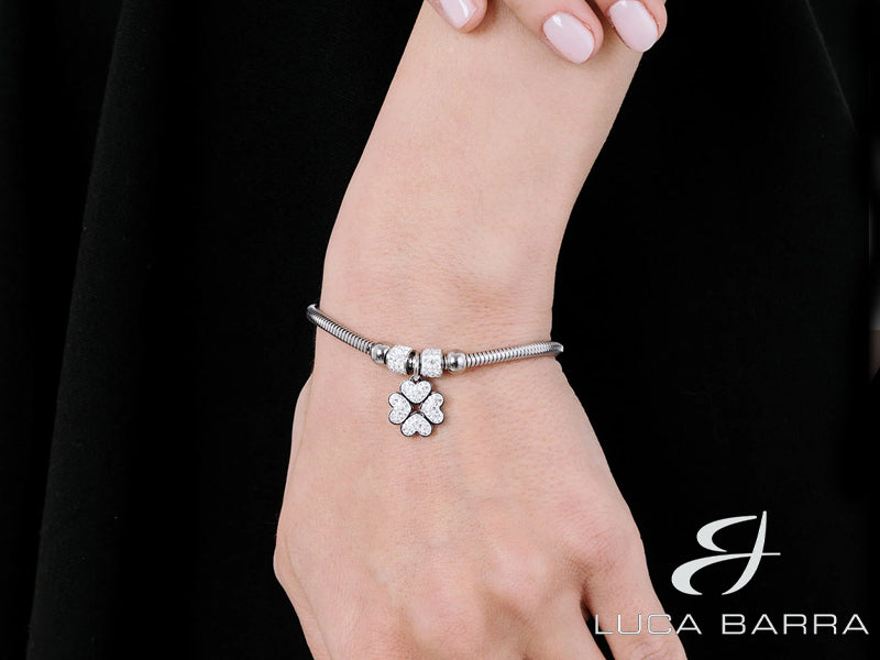 Il bracciale in acciaio con charm pendente a forma di quadrifoglio è un accessorio moderno e alla moda. Si tratta di un gioiello ever green, semplice da indossare con gli outfit più originali senza alcuna difficoltà. L'accessorio è un'idea regalo importante, il ciondolo pendente ha n significato unico, simbolo di fortuna e buon auspicio. Articolo dallo stile inimitabile, una volta indossato diventa protagonista di ogni look.
