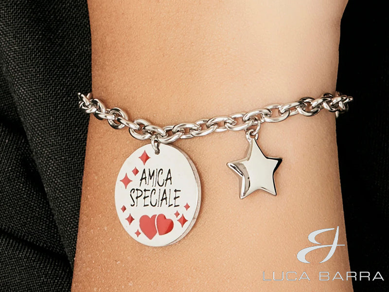 Dai un tocco di eleganza al tuo look con questo bracciale in acciaio "Amica Speciale".  Un regalo speciale che sottolinea l’importanza dell’amicizia, mettendo insieme un design raffinato ed emotivo. Dedicalo ad un'amica speciale e regalale un momento da ricordare!