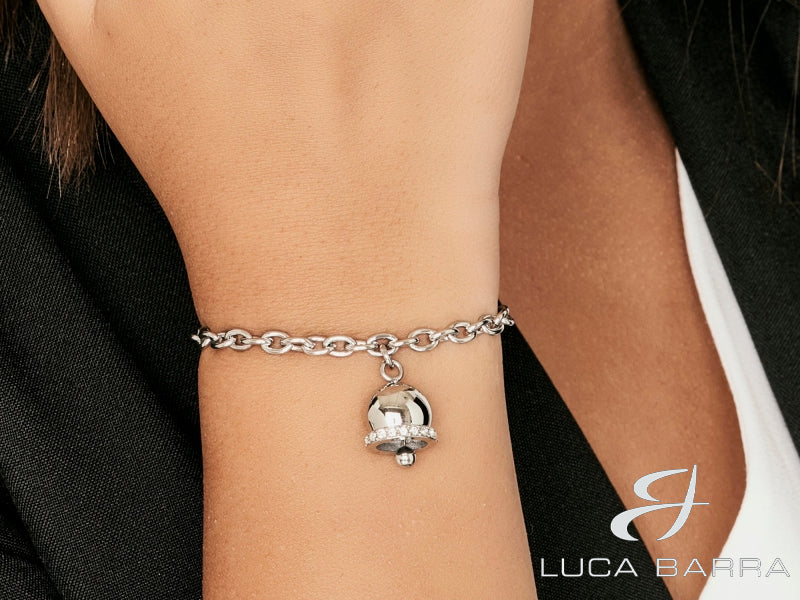 Proclamate il vostro stile con questo bracciale donna in acciaio con campanella e cristalli bianchi. Un regalo da ricordare, questo accessorio è sicuramente uno splendido sfoggio di lusso e eleganza. Assumete la vostra vera personalità con questo bellissimo bracciale di grande fascino!