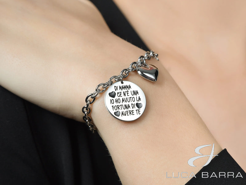 Regala questo speciale bracciale in acciaio alla tua mamma, è un vero gesto d'amore che le ricorderà quanto le vuoi bene. Un regalo unico ed indimenticabile!