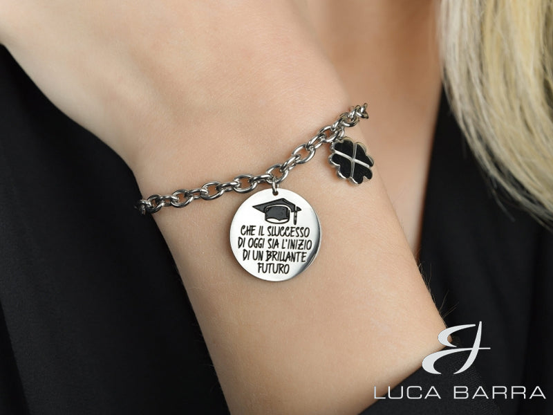 Bracciale donna in acciaio "Che il successo di oggi sia l'inizio di un brillante futuro" con piastra con smalto nero e charm quadrifoglio