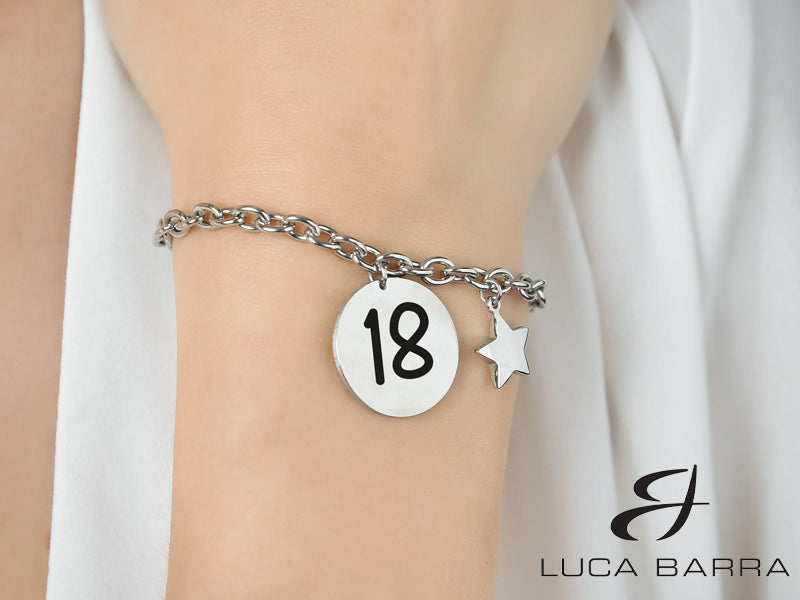 Bracciale diciottesimo in acciaio con piastrina incisa con il numero 18 e la scritta "Il meglio deve ancora venire"