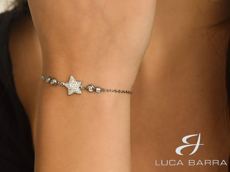 Il bracciale donna in acciaio con stella e cristalli bianchi è un gioiello incantevole che cattura la magia del cielo notturno e aggiunge un tocco scintillante al tuo stile. Il punto focale del bracciale è una splendida stella adornata da cristalli bianchi scintillanti. La stella è un simbolo di speranza e di luce, e aggiunge un tocco di magia al tuo look. I cristalli bianchi brillano intensamente, catturando la luce e conferendo un'eleganza luminosa al gioiello.