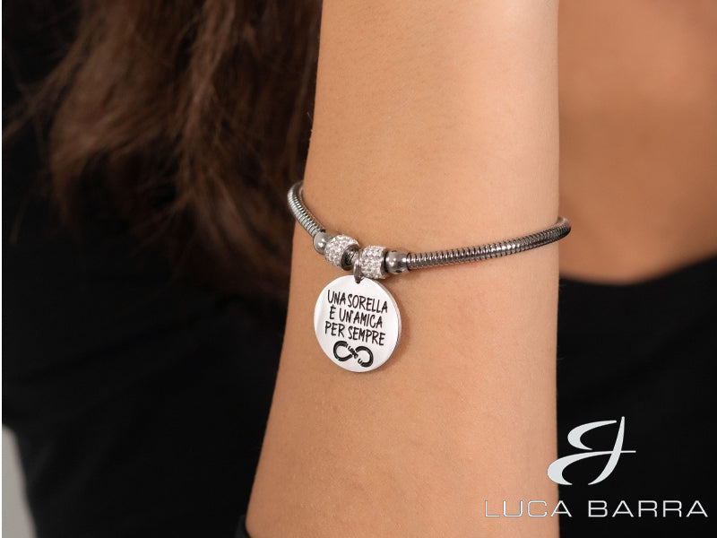 Questo Bracciale in Acciaio è un tributo speciale all'amicizia e al legame eterno tra sorelle. Inciso con l'affettuosa frase ""Una Sorella È Un'Amica Per Sempre,"" questo bracciale celebra il rapporto unico che avete con la vostra sorella. Le parole incise catturano il calore e la profondità della vostra amicizia, una connessione che durerà per sempre.