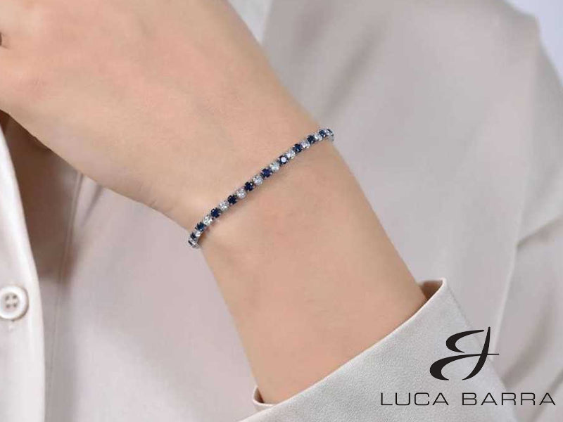 Indossa l'Eleganza Oceanica con il Bracciale Tennis Donna in Acciaio con Cristalli Blu e Bianchi.