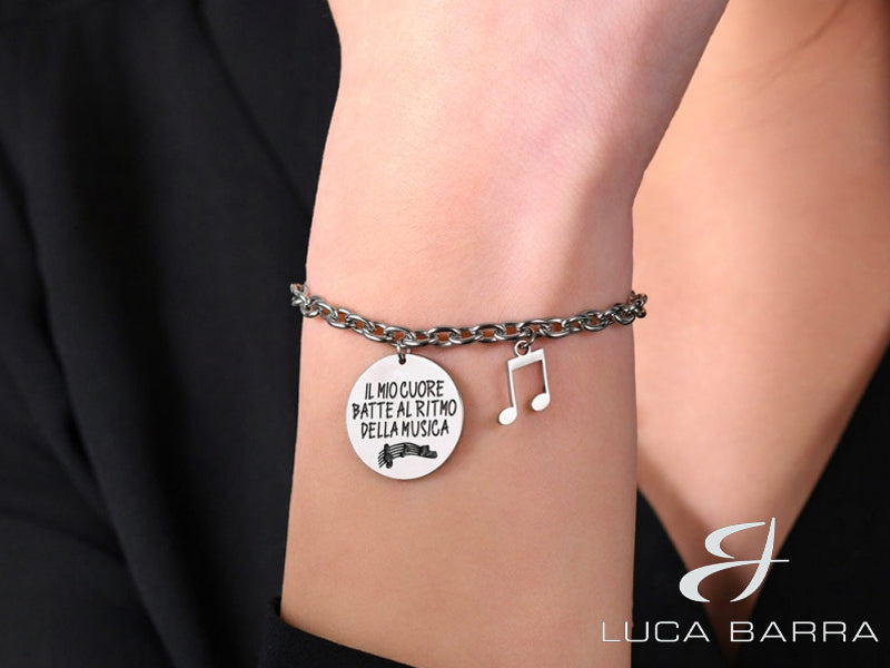 Il mio cuore batte al ritmo della musica: è una dichiarazione potente che riflette la profonda connessione con la musica e l'importanza che essa ha nella vita di chi lo indossa. La musica può essere un'espressione della propria identità e personalità. Questo messaggio è un'opportunità per affermare la propria autenticità e dichiarare al mondo la propria passione p