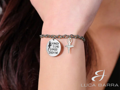 Bracciale da Donna in acciaio con incisione "La danza è il mio viaggio senza fine" La danza è il mio viaggio senza fine: è un'affermazione potente e personale che riflette la passione e l'importanza della danza nella vita di chi lo indossa. Il messaggio funge da costante fonte di ispirazione e motivazione per perseguire i propri sogni nella danza e nella vita in generale. Rappresenta un promemoria tangibile del viaggio personale e delle aspirazioni.