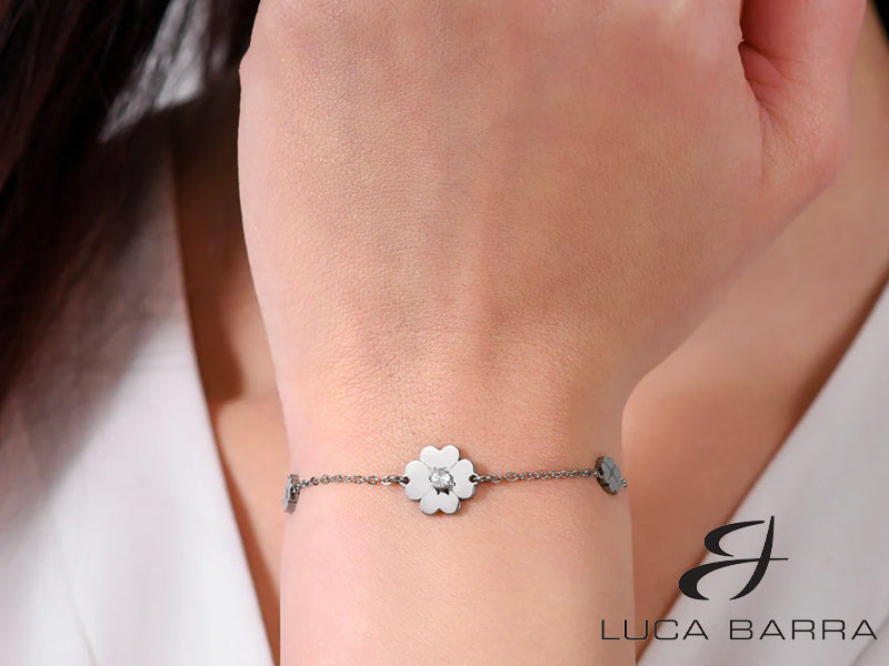 Ogni dettaglio è stato curato con attenzione per creare un gioiello che incarna la bellezza e la positività. Questo bracciale non è solo un accessorio, è un simbolo di speranza, fortuna e stile senza tempo. Indossa con orgoglio questo gioiello e lascia che la tua luce risplenda come il quadrifoglio nella natura