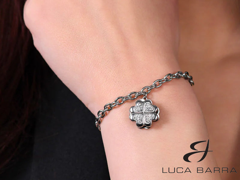 Porta con te la tua dose di buona sorte e stile, e lascia che la luce dei cristalli ti accompagni ovunque tu vada. Perfetto per ogni occasione, questo bracciale è un simbolo di bellezza e fortuna che non passa inosservato. Sii la protagonista del tuo destino con questo gioiello unico!