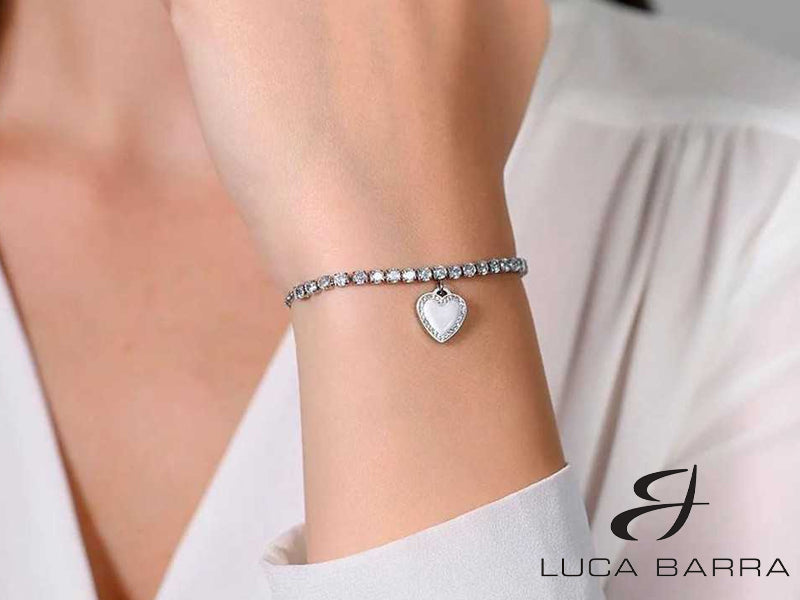 Un regalo ideale per una persona speciale o per te stessa, questo bracciale tennis con cuore è l'accessorio perfetto per chi desidera esprimere stile e eleganza senza tempo.