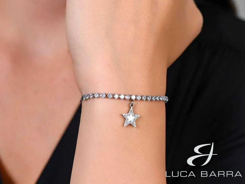 Le fila di zirconi bianchi brillanti catturano la luce in modo splendido, aggiungendo un tocco di lusso e brillantezza al polso. Al centro, una delicata stella adornata da cristalli bianchi completa il design