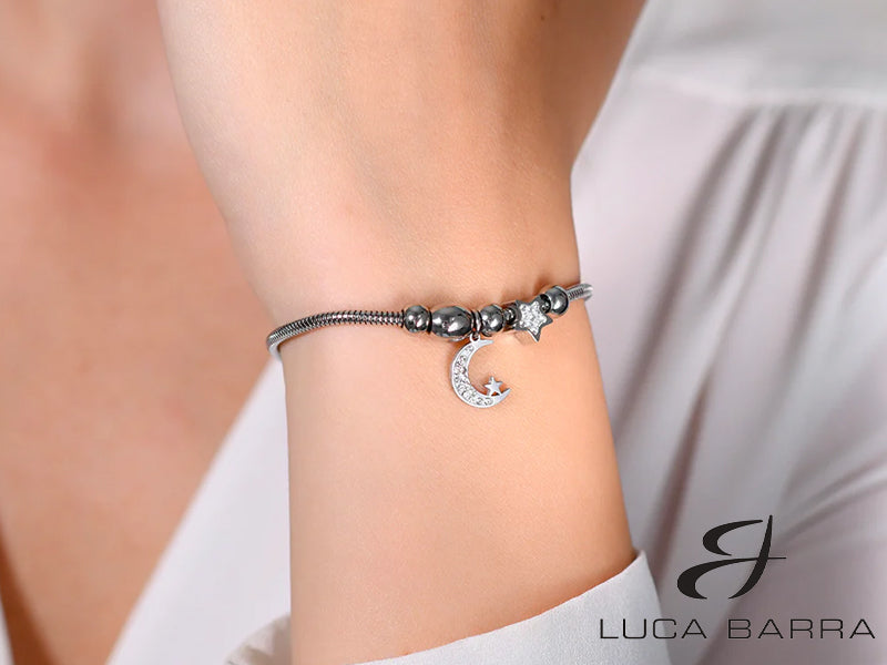 Caratterizzato dalla presenza di una luna, una stella e cristalli bianchi scintillanti, questo gioiello incanterà con la sua bellezza e il suo fascino celestiale.