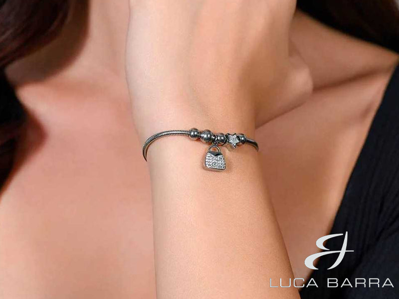 Perfetto come regalo per una fashionista o per celebrare un momento speciale, questo bracciale catturerà l'attenzione e incanterà con la sua bellezza e il suo stile unico.