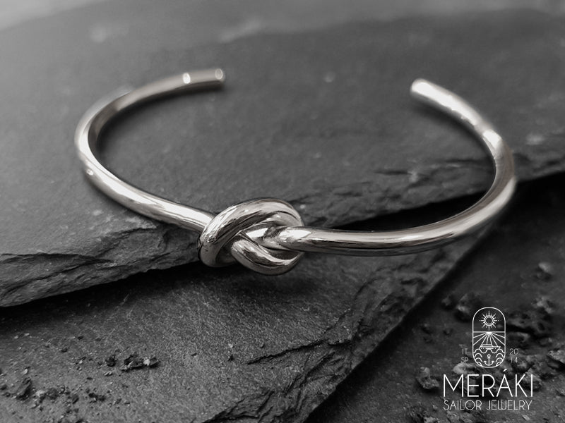 Bracciale rigido Bangle in acciaio con nodo.