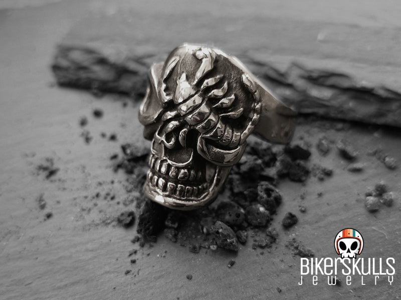 Biker skulls anello Scorpio con teschio e scorpione in acciaio