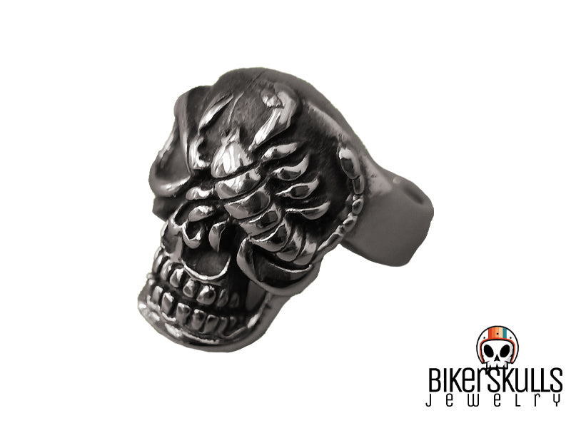 Anello a forma di teschio decorato con uno scorpione, grazie al design hard-rock e unico quest'anello non passerà inosservato