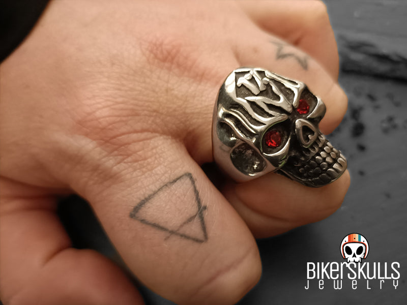 Anello da Biker con simbolo degli 1% rappresentato su teschio fiammeggiante con occhi rossi fuoco.