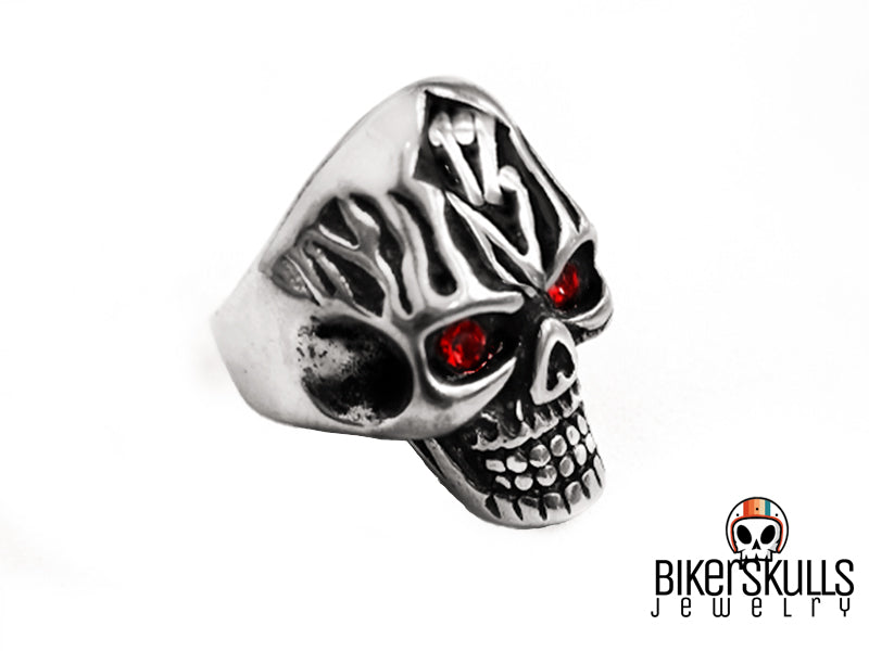 Esprimi il motociclista che è in te con questo anello audace, che si abbina bene ad accessori in pelle e all'abbigliamento casual. Anello da Biker con simbolo degli 1% rappresentato su teschio fiammeggiante con occhi rossi fuoco.