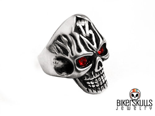 Esprimi il motociclista che è in te con questo anello audace, che si abbina bene ad accessori in pelle e all'abbigliamento casual. Anello da Biker con simbolo degli 1% rappresentato su teschio fiammeggiante con occhi rossi fuoco.
