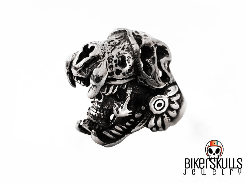 L'anello raffigura un teschio di un guerriero tribale che indossa una testa di giaguaro in battaglia