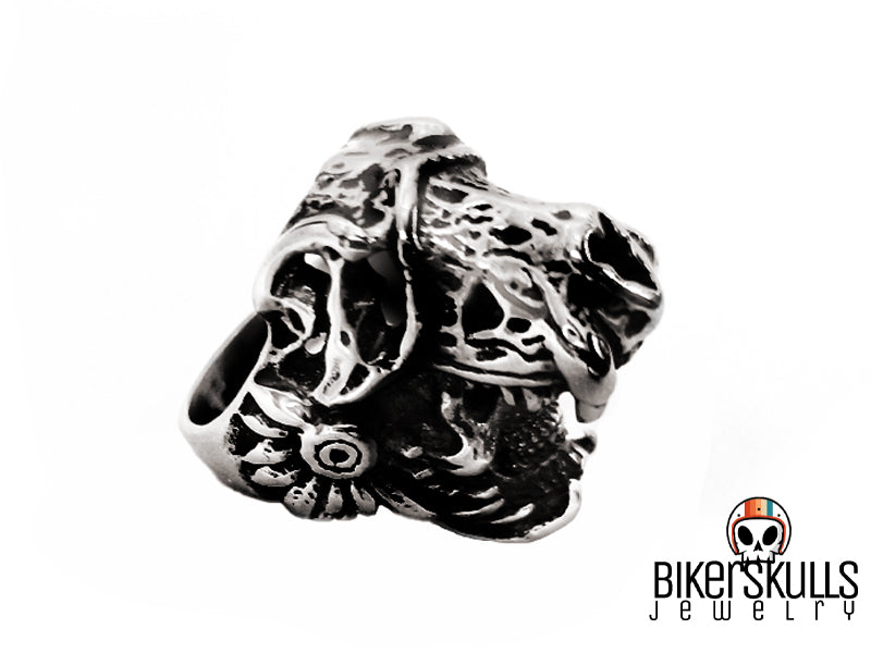 L'anello raffigura un teschio di un guerriero tribale che indossa una testa di giaguaro in battaglia