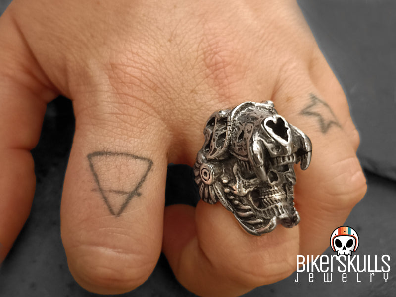 Anello indian jaguar warrior skull in acciaio indossato con tattoo