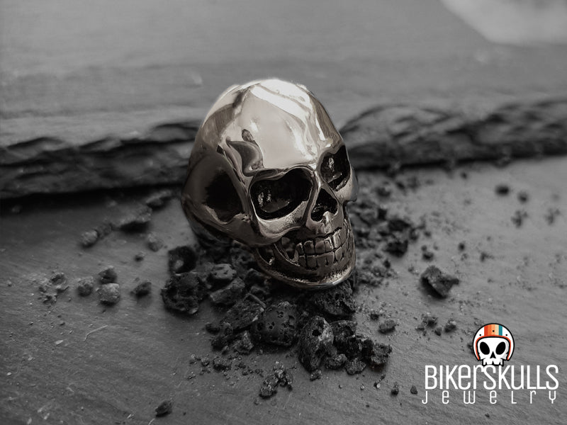 Anello in acciaio inossidabile su pietra lavica collezione Biker skull