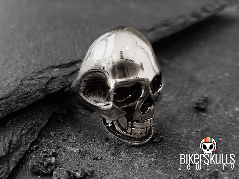 Questo anello è progettato per spiccare su qualsiasi outfit grazie alla sua lucidatura. Ha un teschio molto dettagliato sulla parte frontale, con occhi neri e profondi che risaltano sul colore argento lucido e brillante ed è realizzato in acciaio