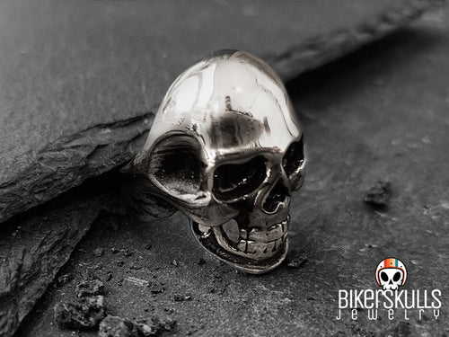 Questo anello è progettato per spiccare su qualsiasi outfit grazie alla sua lucidatura. Ha un teschio molto dettagliato sulla parte frontale, con occhi neri e profondi che risaltano sul colore argento lucido e brillante ed è realizzato in acciaio
