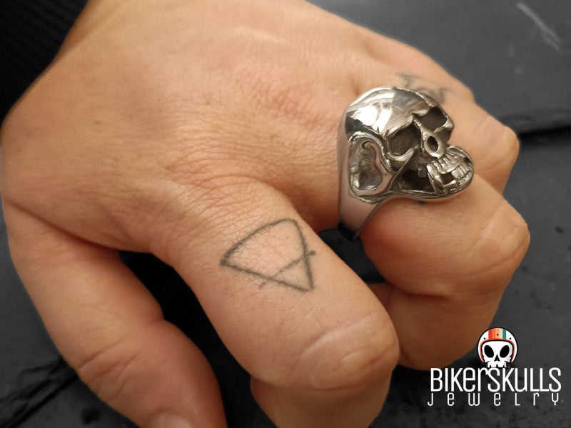 Anello Dorsey a forma di teschio indossato