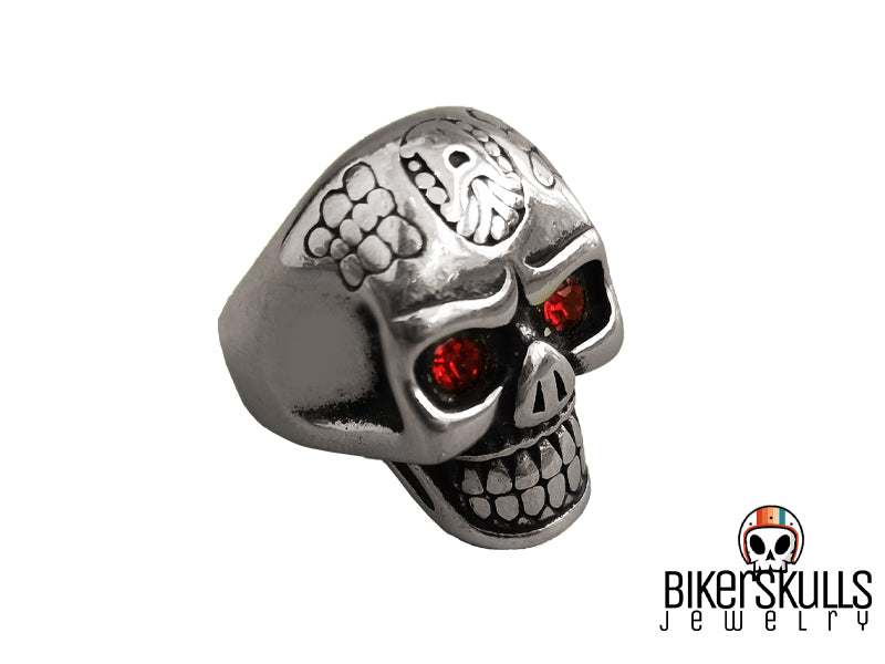 Anello realizzato rappresentando il classico teschio messicano in acciaio inossidabile lucido con zirconi rossi negli occhi