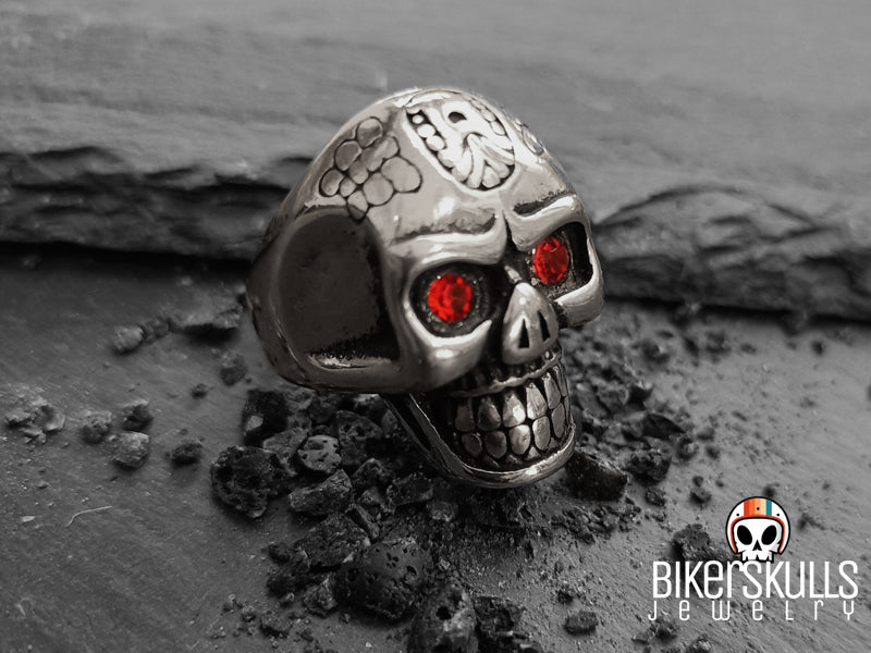 Anello Darcus Teschio messicano con zirconi rossi