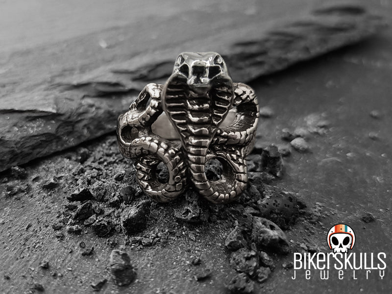 Questo anello audace da uomo presenta un design unico finemente realizzato al laser con un cobra attorcigliato che si sta preparando a colpire.
