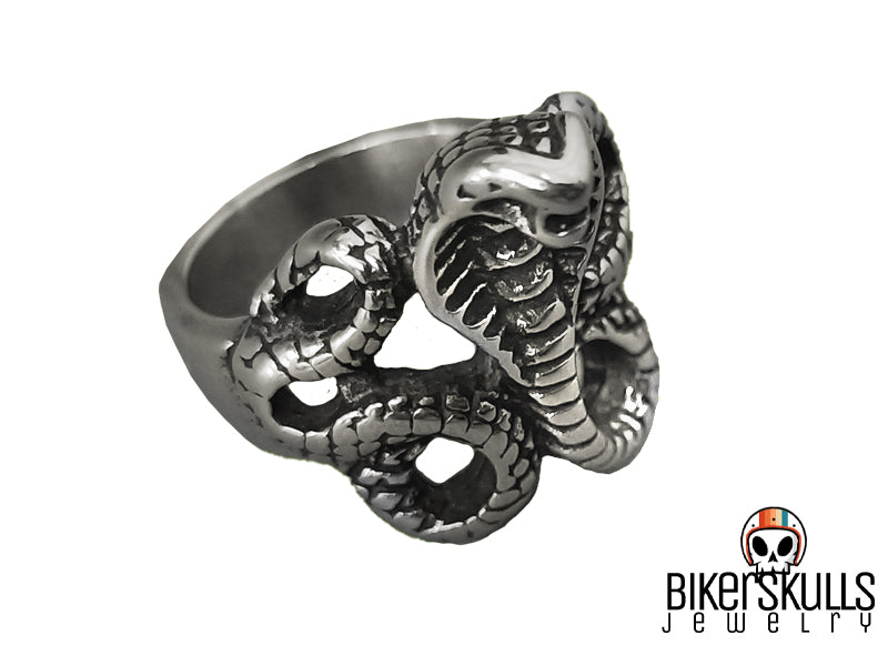 Questo anello audace da uomo presenta un design unico finemente realizzato al laser con un cobra attorcigliato che si sta preparando a colpire.