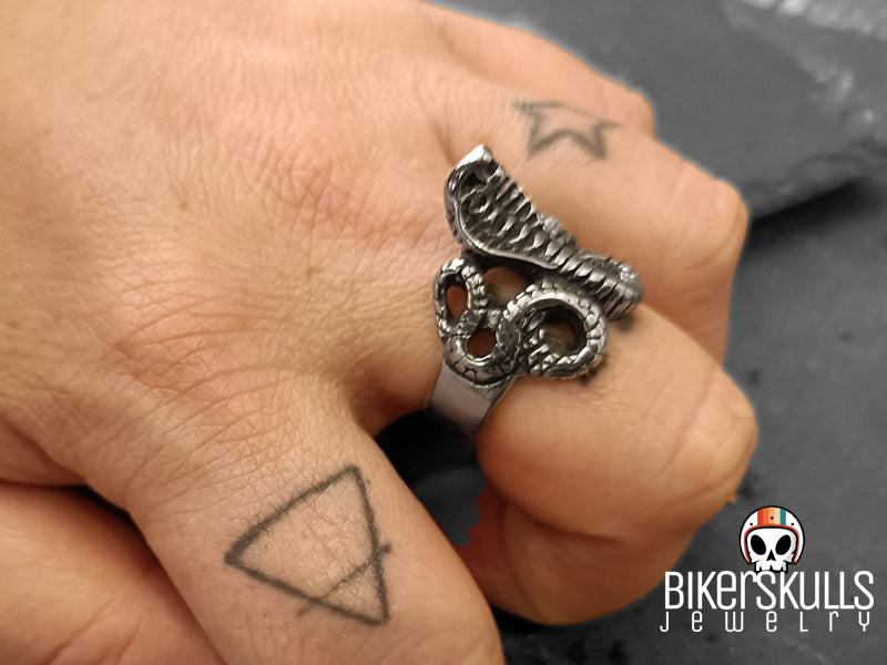 Anello Bikerskulls design accattivante che è accentuato dai dettagli neri. Senz'altro attirerà l'attenzione su di te