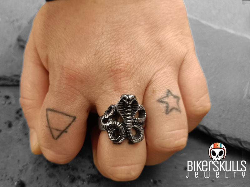 Anello Cobra skull indossato in acciaio inossidabile