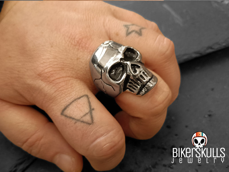 Anello indossato su mano tatuata