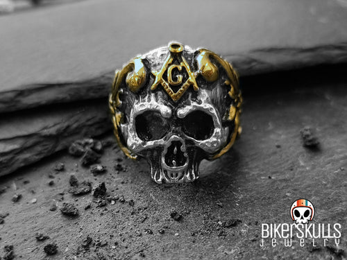 Anello caratterizzato da un teschio molto dettagliato dagli occhi neri e profondi con simboli massonici a contrasto in dorato, non passerà sicuramente inosservato ed attirerà sicuramente l'attenzione.