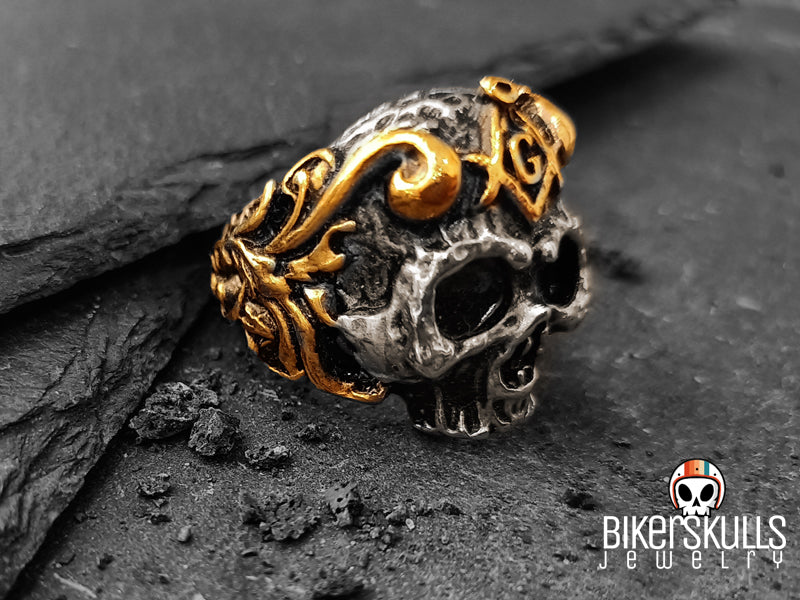 Anello Kerianne con teschio Massonico in acciaio inox su pietra lavica