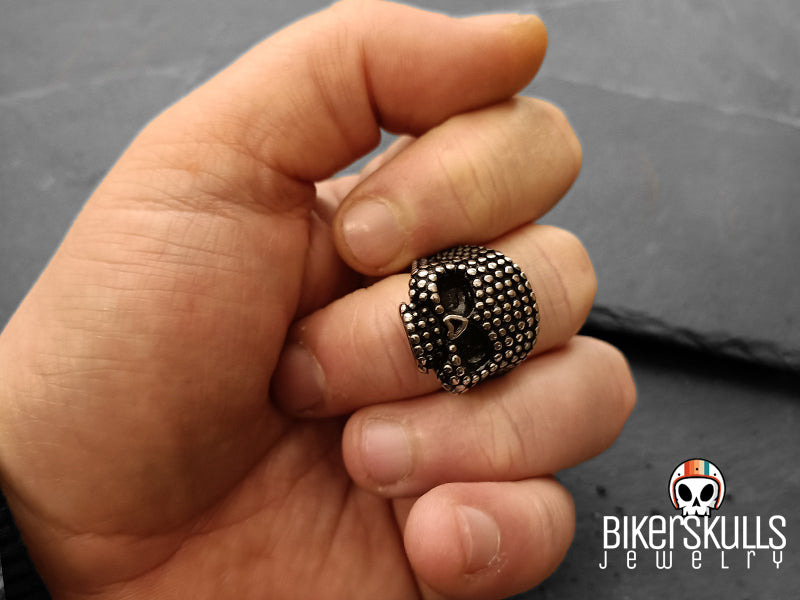 Un anello audace con un design 3D unico, che si abbina bene a ensemble casual e formali