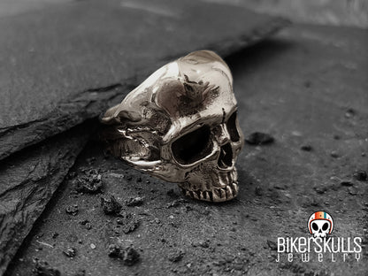 Anello in acciaio da uomo Biker skulls collection su pietra lavica