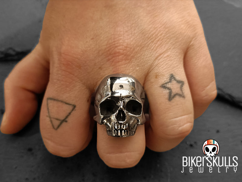 Anello Caratterizzato da mezzo teschio molto dettagliato dagli occhi neri e profondi, questo anello non passerà sicuramente inosservato ed attirerà sicuramente l'attenzione.