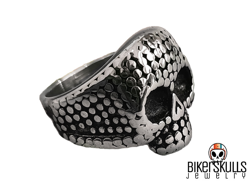 Anello in acciaio inossidabile 316L rappresentante un teschio borchiato