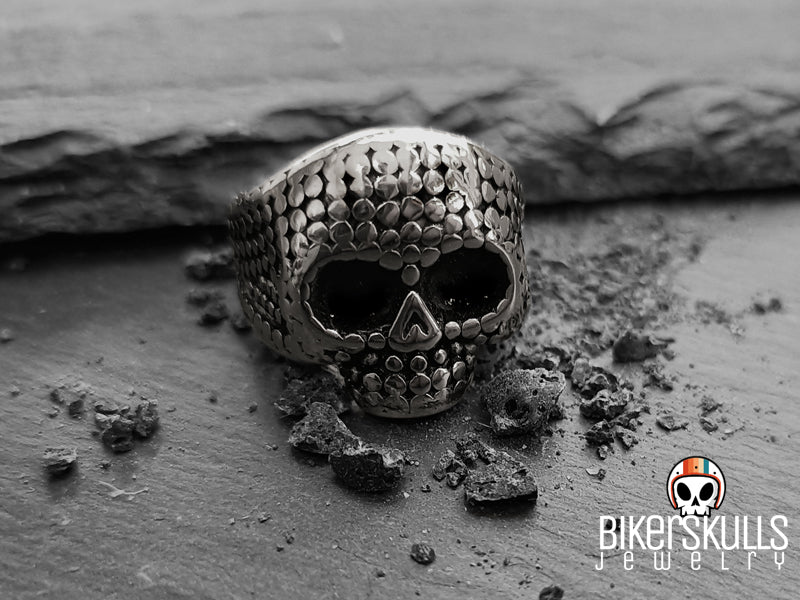 L'estetica di questo anello con teschio fa riferimento sia al design messicano che a quello punk, rendendolo così un punto focale elegante per qualsiasi outfit.