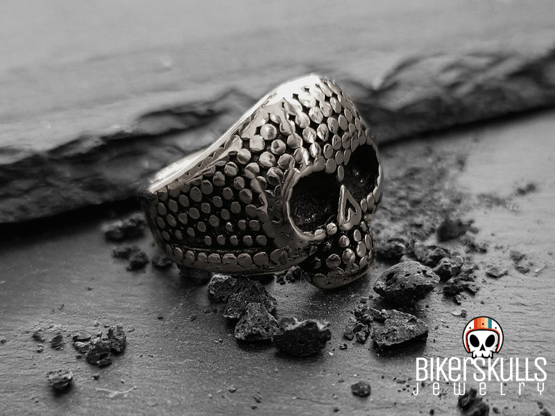 Anello in acciaio inossidabile 316L rappresentante un teschio borchiato